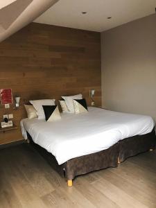 Hotels Logis Hotel-Restaurant Les Loges : Chambre Quadruple