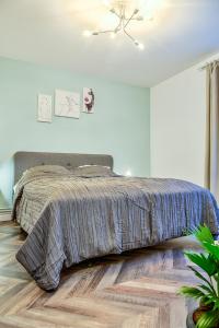 5 min to everything-Stylish-Modern-Old City Center