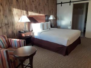 Queen Room - Disability Access room in Mission Inn