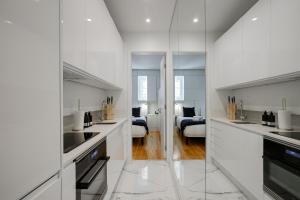 Chic & Trendy T.M. Flat