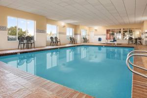 Holiday Inn Express & Suites S..