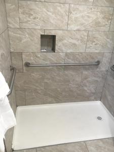 King Room with Roll-In Shower - Disability Access room in Nassau Holiday Motel