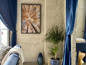 THE MIDNIGHT LOFT BY BOBOU DESIGN (KING SUITE)