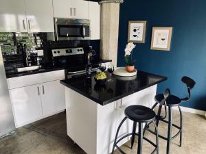 THE MIDNIGHT LOFT BY BOBOU DESIGN (KING SUITE)