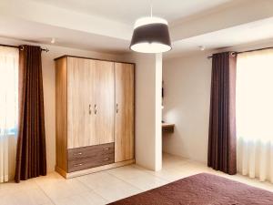 Luxury Westwood Apartment+pool