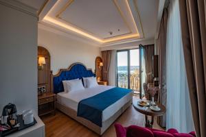 King Room with Sea View room in Nova Plaza Pera