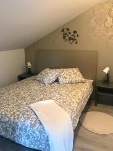 Rymlig lägenhet i avdelat hus med egen parkering