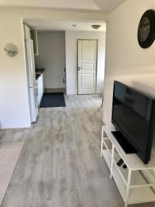 Rymlig lägenhet i avdelat hus med egen parkering