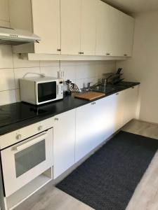 Rymlig lägenhet i avdelat hus med egen parkering