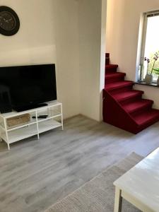 Rymlig lägenhet i avdelat hus med egen parkering