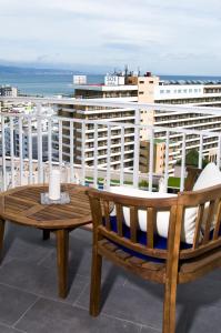 Stunning studio.Seaview with balcony and pool.