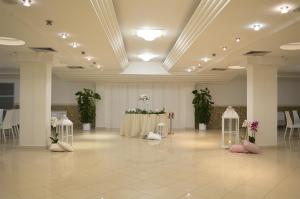 Perla Hotel e Garden - Free Parking and Pool - Open area with Beautiful view of the Landscape