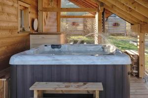 Chalets Chalet avec Jacuzzi et Piscine, deco soignee esprit cocooning : photos des chambres