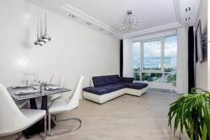 Black&White Apartment in Smart Plaza