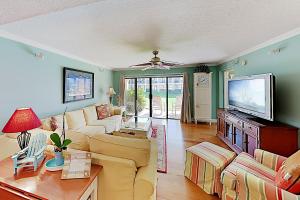 Two-Bedroom Apartment room in Oceanfront Community with Pool Walk to Beach! condo