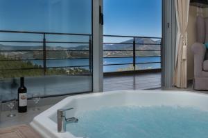 Pasithea Honeymoon Suite, Hot Tub, Sea View