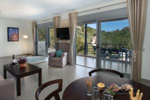 Pasithea Honeymoon Suite, Hot Tub, Sea View