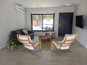 GRAN DUPLEX DE CATEGORÍA - cochera y patio - Exc ubicación en zona norte, barrio tranquilo - Bien próximo al Sanatorio Allende, Kempes y Univ Siglo XXI - Cerca de restaurantes y bares- Salida rápida al Aeropuerto, centro y las sierras