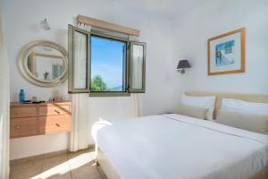 Gialova Villa Sleeps 2 Pool Air Con WiFi Messinia Greece