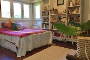 Habitación en casa con gran jardín