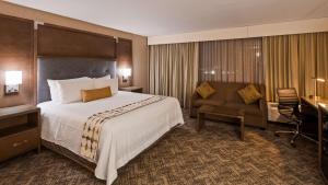 King Room with Mobility Accessible Tub and Sofa Bed room in Best Western Premier Kansas City Sports Complex Hotel
