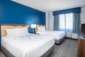 La Quinta Inn and Suites by Wyndham Long Island City - image 1