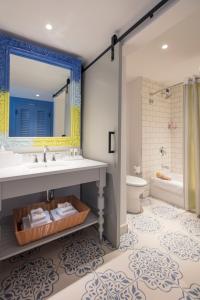 King Suite (Includes Early Park Admission*) room in Universal's Loews Sapphire Falls Resort
