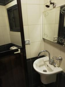 Manial CAIRO شقه فرش مودرن 145متر علي شارع المنيل الرئيسي جزيرة المنيل الروضة قريبه جدا من النيل