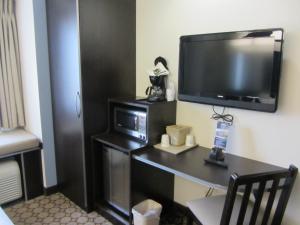 Queen Suite with Tub - Mobility/Hearing Accessible - Non-Smoking room in Microtel Inn and Suites San Angelo