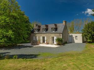 Beautiful Breton villa with private pool and large garden 6 km from the coast