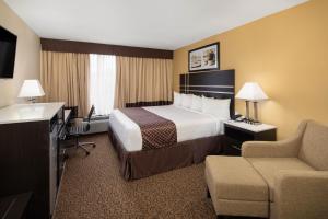 King Room - Mobility and Hearing Impaired Access/Non-Smoking room in Baymont Inn & Suites by Wyndham Hammond