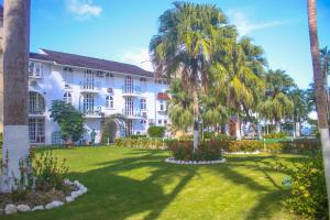 Cools 1 bedroom Beach & Garden View