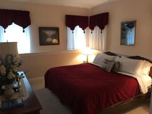 Double Room with Mountain View room in Sonnenhof Lakewood Manor Bed and Breakfast.