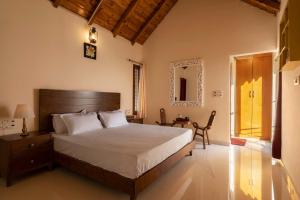 StayVista at Lake Trails with Lawn, Balcony & Lake View