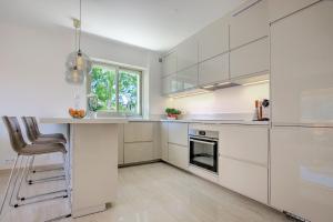 Modern Family Home 5 min to Beach +Pool +Garage