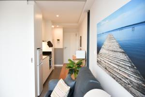 Comfortable&Central wbalcony-9 min walk Trindade