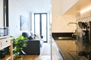 Comfortable&Central wbalcony-9 min walk Trindade