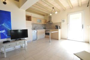 Villa Theodora View Apartments Zeys