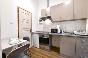 Cute gallery apartment close to the Basilica, Queen