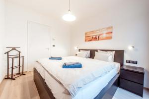 Quiet & new apartment near city center with garage