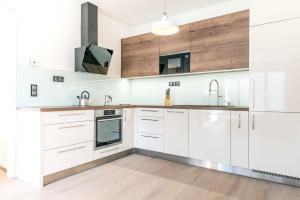 Quiet & new apartment near city center with garage