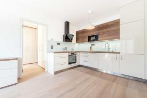 Quiet & new apartment near city center with garage