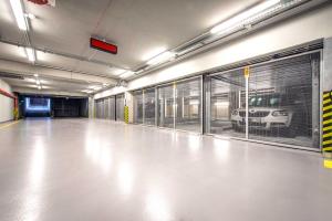 Quiet & new apartment near city center with garage