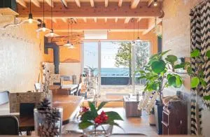 海と山に囲まれた静かな港町の オーシャンビュー 個室ゲストハウスEat&Stay ROMEY - Mochimune