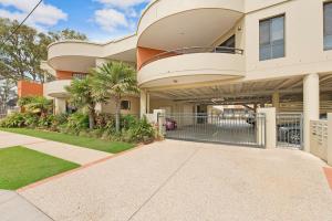 Adrift at Dolphin Cove Apt 5 - riverfront modern