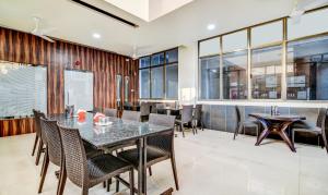 Treebo Shree Sai Suites - 2km from Mahalaxmi Temple