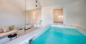 Cave Junior Suite Jetted tub Sea View room in Old Castle Oia