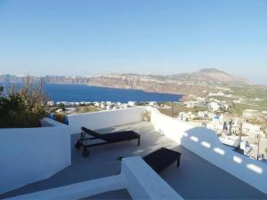 Caldera sky & sea ( price includes a small car 4s) Santorini Greece