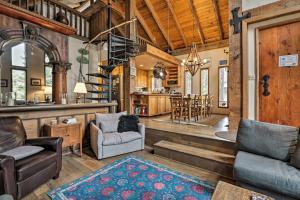 Holiday Home room in Deluxe Donner Lake Hideaway Less Than 7 Mi to Sugar Bowl!