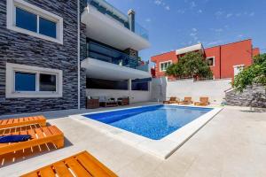 Arbanija Villa Sleeps 8 with Pool Air Con and WiFi
